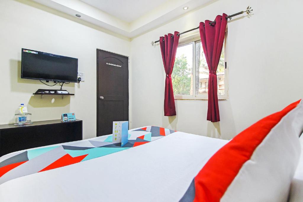 TV a/nebo společenská místnost v ubytování FabHotel Golden Nest Deluxe - Nr Calangute Beach