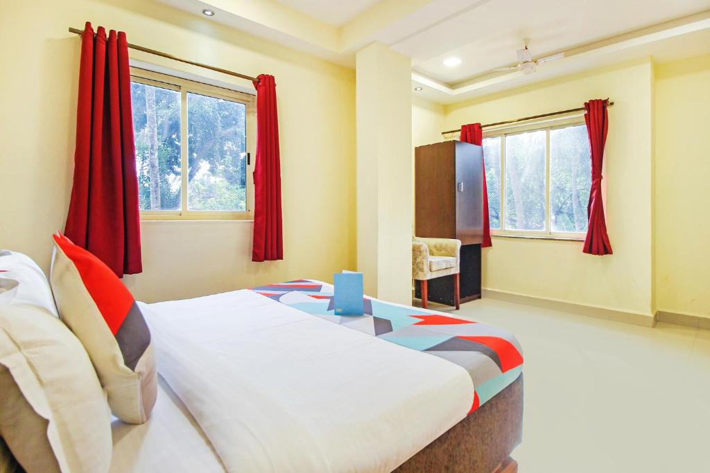 Postel nebo postele na pokoji v ubytování FabHotel Golden Nest Deluxe - Nr Calangute Beach