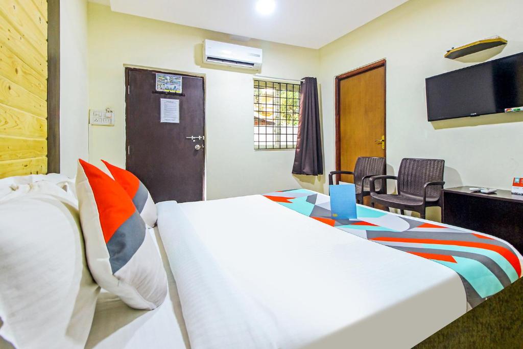 TV a/nebo společenská místnost v ubytování FabHotel Golden Nest Deluxe - Nr Calangute Beach
