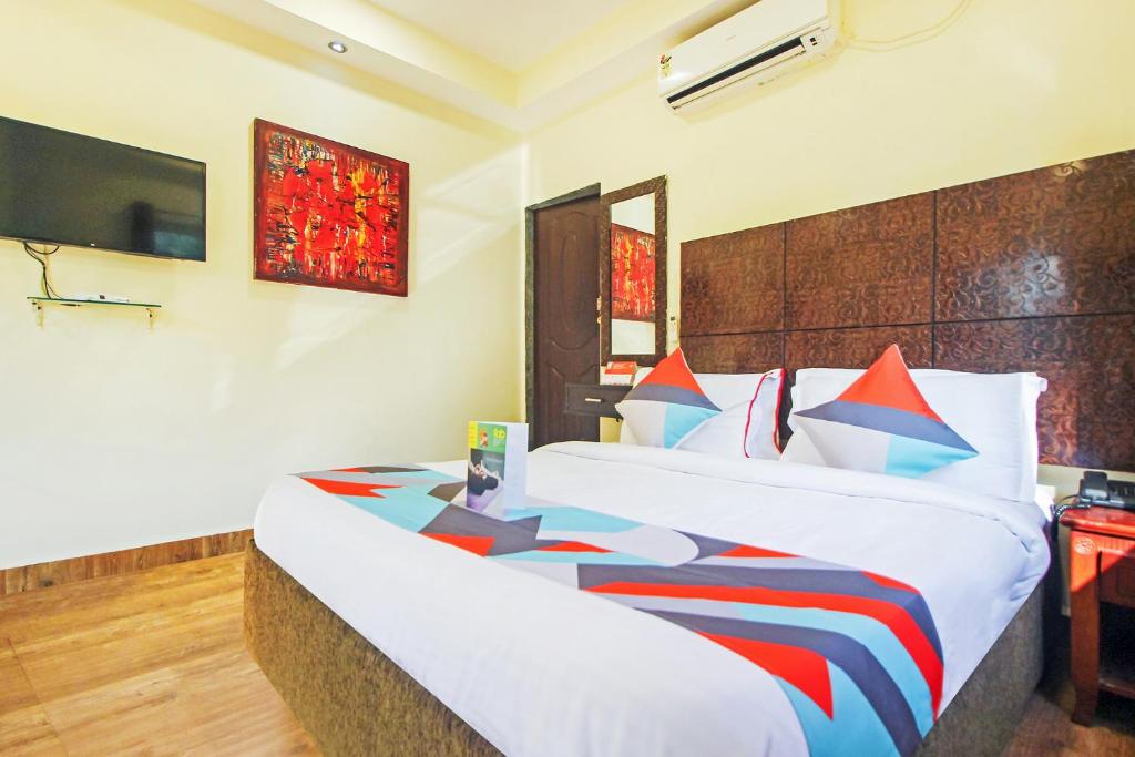 Postel nebo postele na pokoji v ubytování FabHotel Golden Nest Deluxe - Nr Calangute Beach