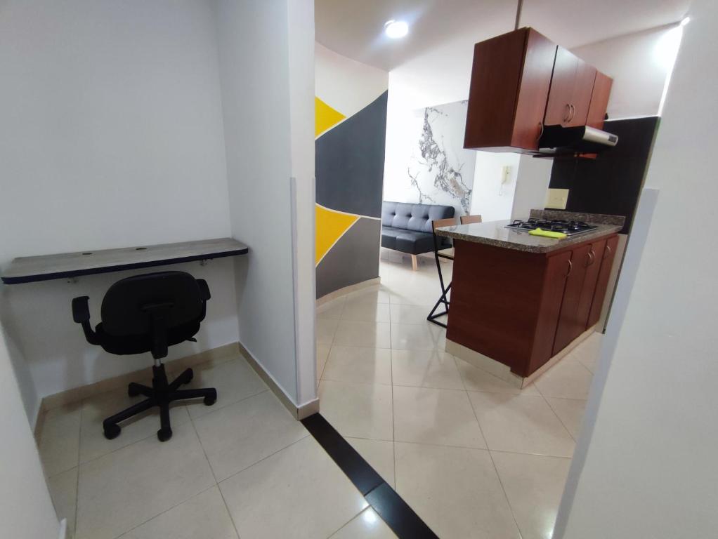 a kitchen with a desk and a chair in a room at Apacible Loft San Alonso in Bucaramanga