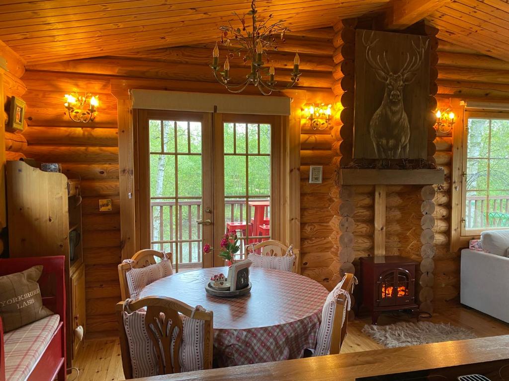 Χώρος καθιστικού στο Luxury Fishing Lodge - FatRascals Retreat