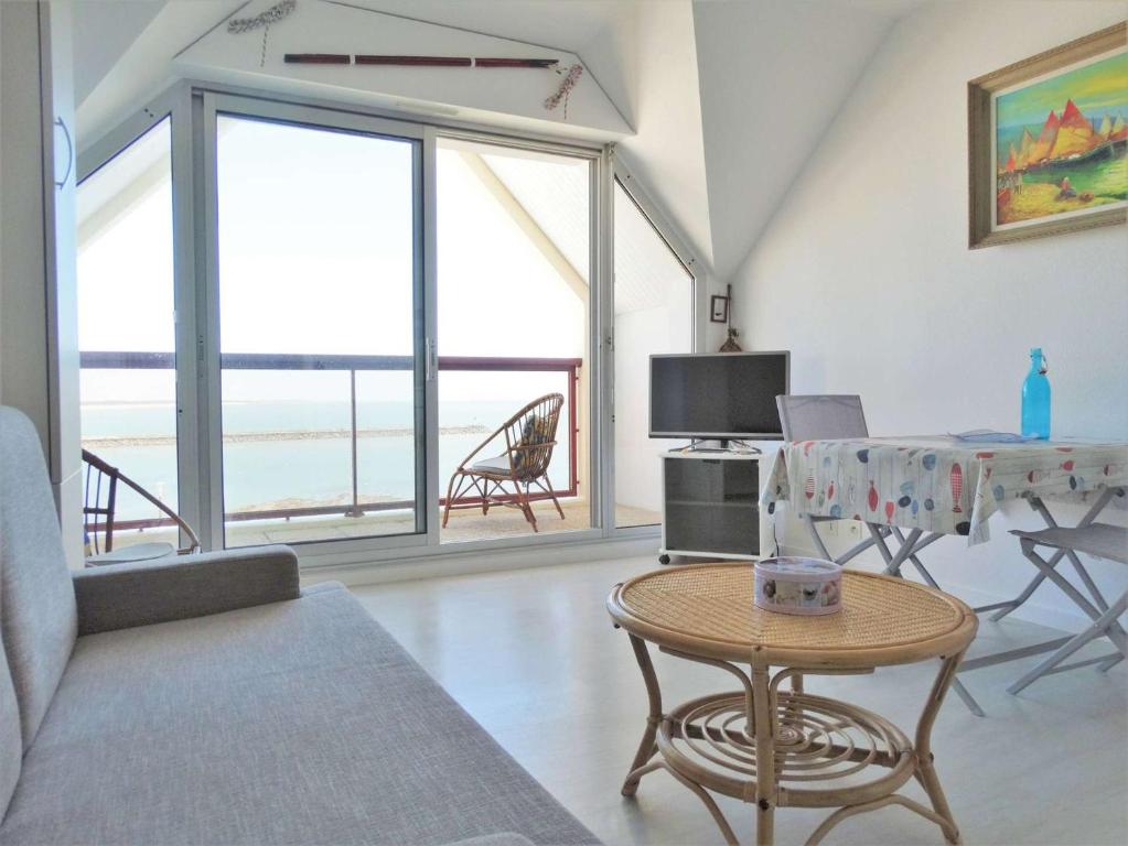 un salon avec une table et un canapé dans l'établissement Sardine Saint Gilles Croix de Vie, à Saint-Gilles-Croix-de-Vie