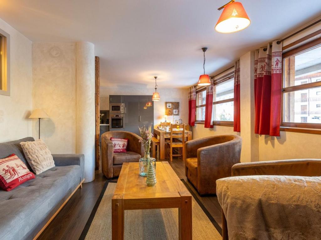 un salon avec un canapé et une table dans l'établissement Spacieux 3 pièces pour 4-6 pers. exposé Ouest, proche télécabine et commerces, animaux acceptés - FR-1-263-208, à Valloire