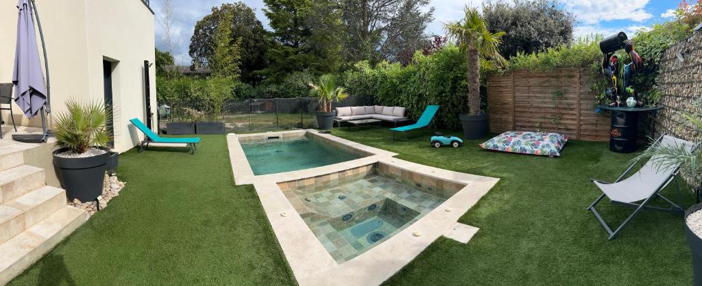 une cour avec une piscine sur gazon dans l'établissement Luxury House Family’s, à Carpentras