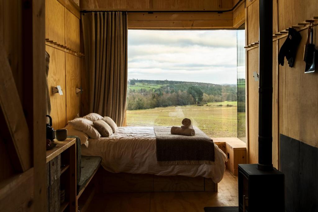 Postel nebo postele na pokoji v ubytování Reconnect at Off-Grid Hilltop Cabin with Mountain Views