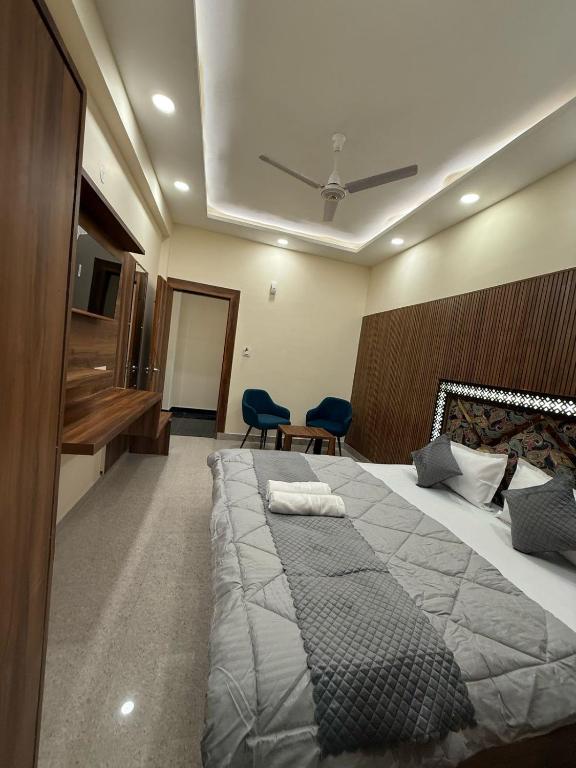 Postel nebo postele na pokoji v ubytování HOG - House of Gypsy,Haridwar