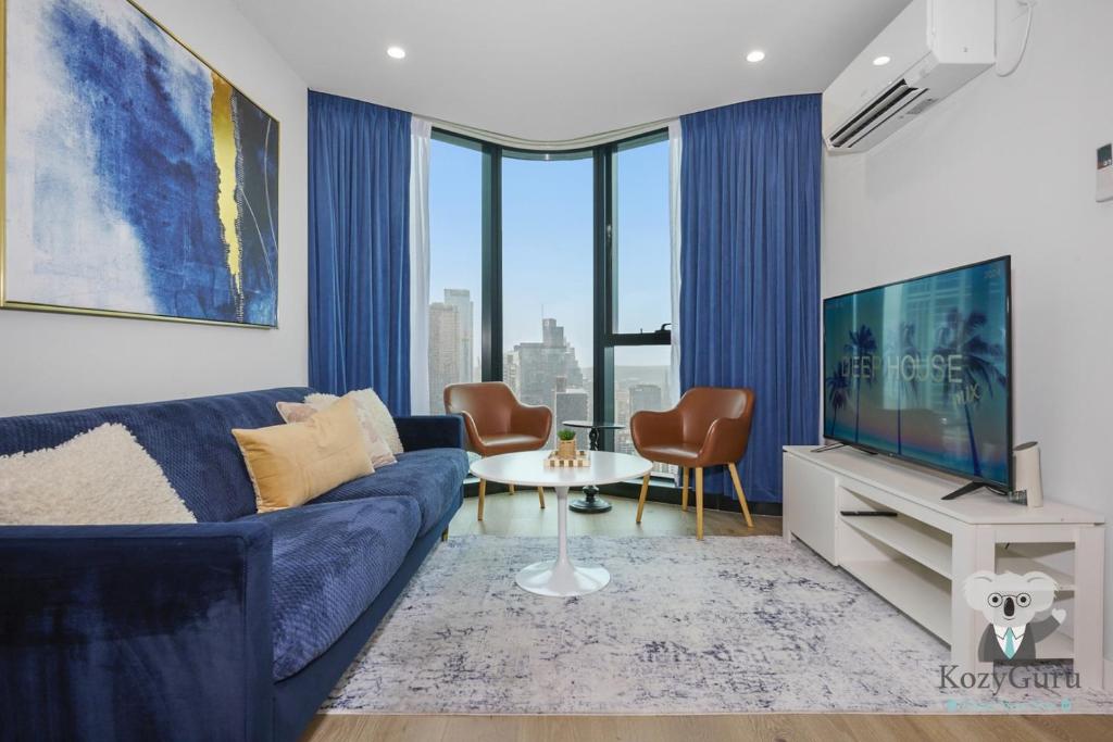 Χώρος καθιστικού στο KozyGuru | Melbourne CBD 2Bed Apt + Stunning Views