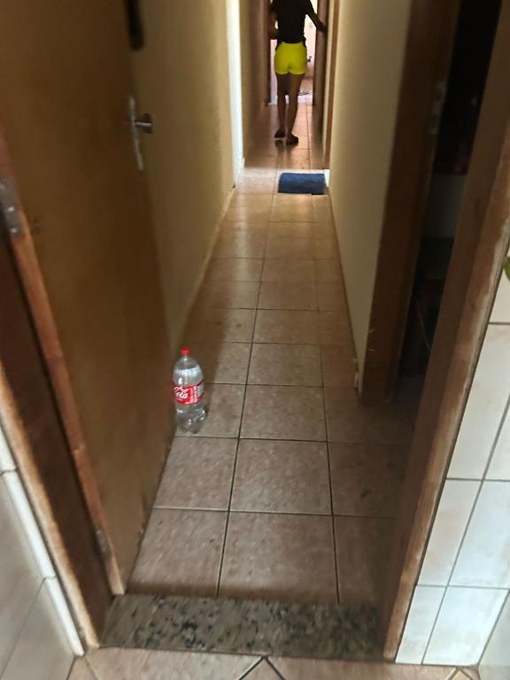 a bottle of water sitting on the floor of a hallway at Casa top in Ribeirão Preto