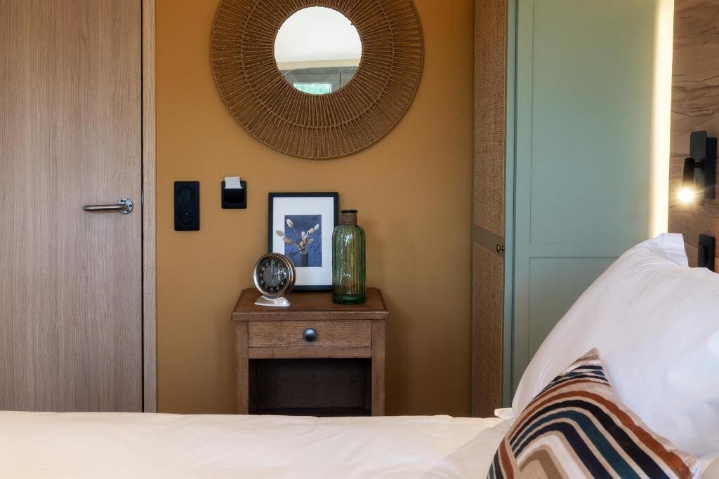 Postel nebo postele na pokoji v ubytování Logis Hôtel Jeanne & Jules Hôtel Spa et Restaurant
