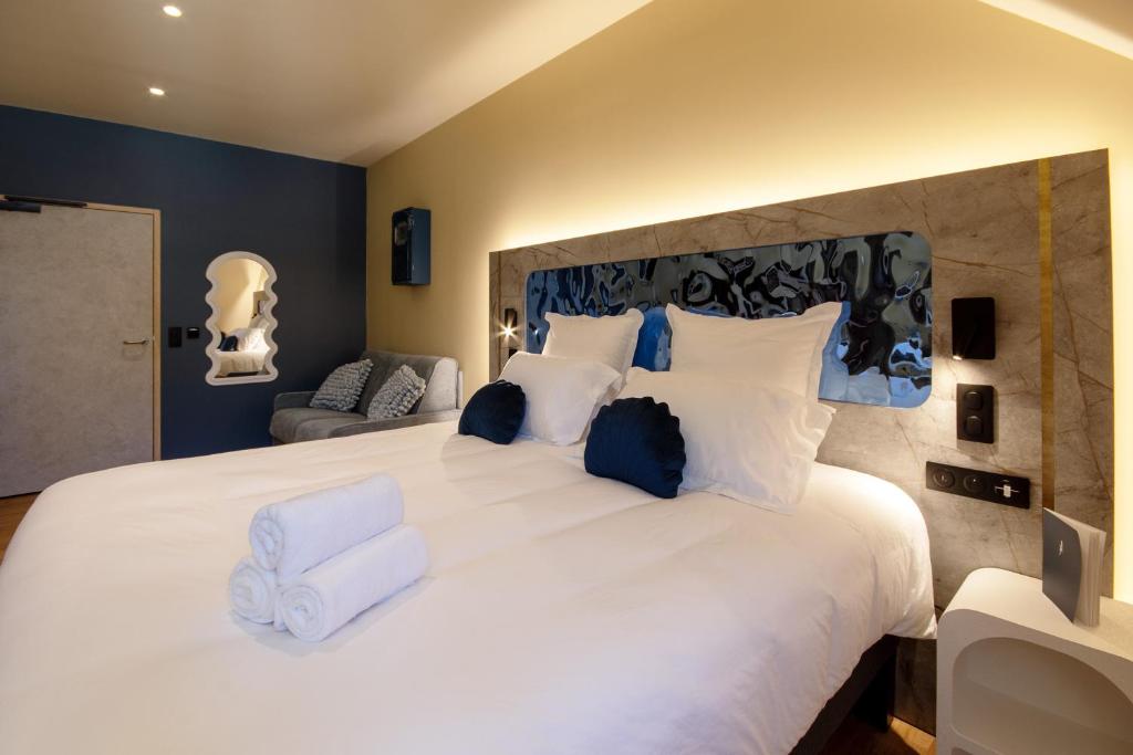 Postel nebo postele na pokoji v ubytování Logis Hôtel Jeanne & Jules Hôtel Spa et Restaurant