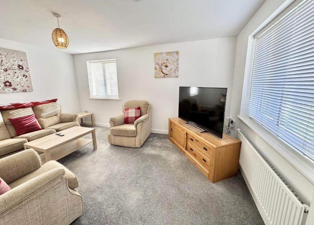 Televiisor ja/või meelelahutuskeskus majutusasutuses Modern Large 5 Bedroom Swindon Home