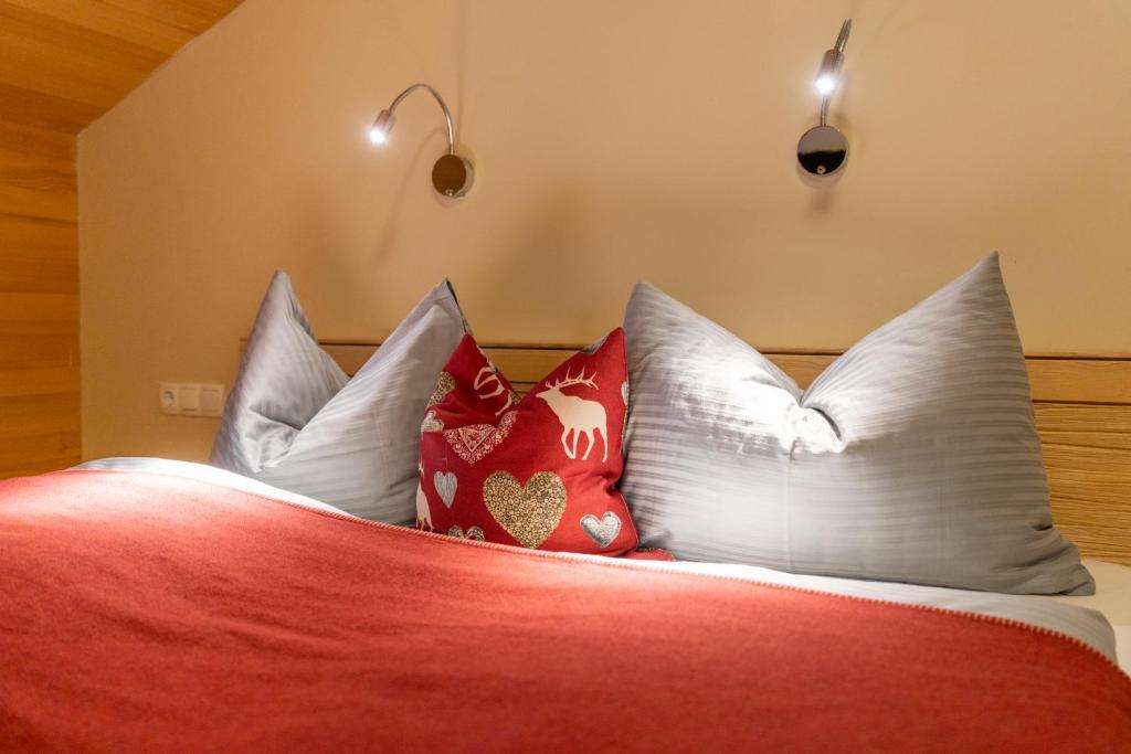 Postel nebo postele na pokoji v ubytování Aparthotel Alpinresort Damüls
