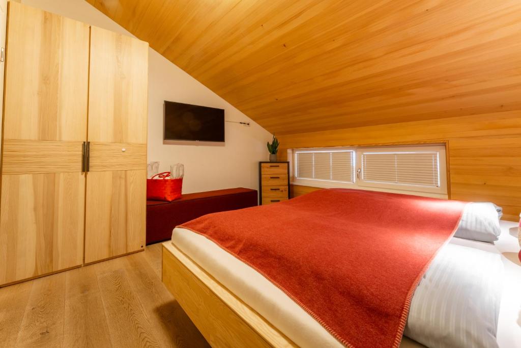 Postel nebo postele na pokoji v ubytování Aparthotel Alpinresort Damüls