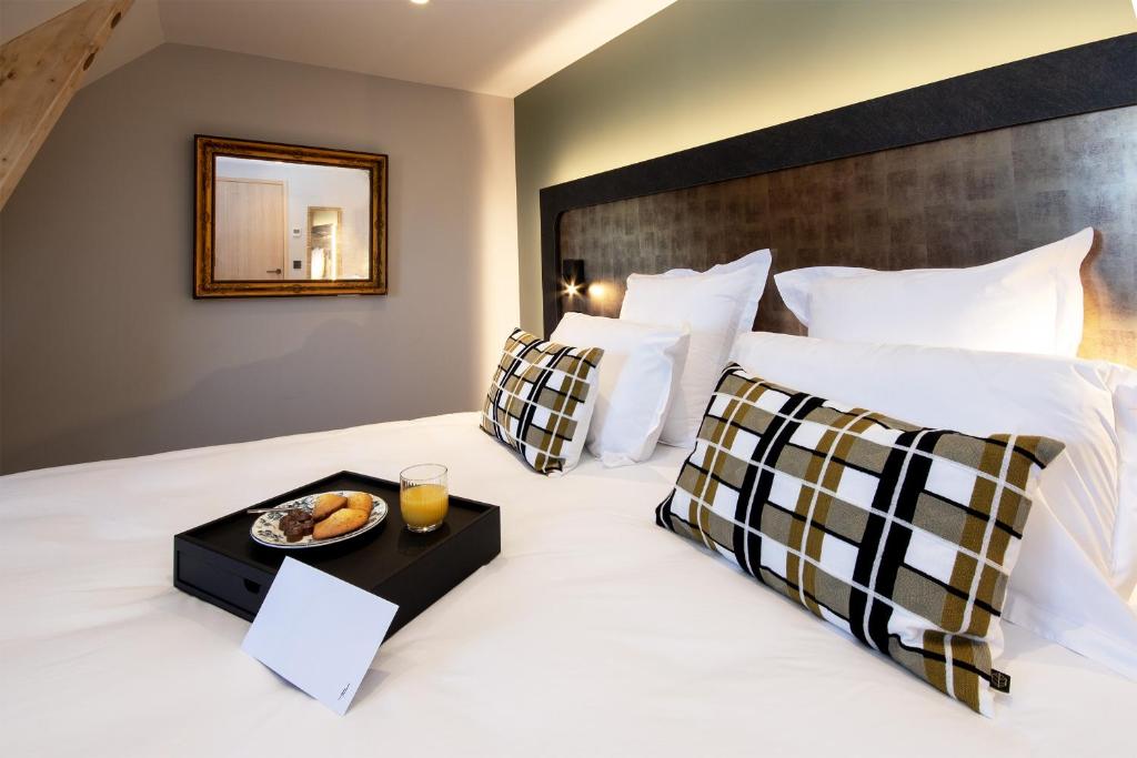 Postel nebo postele na pokoji v ubytování Logis Hôtel Jeanne & Jules Hôtel Spa et Restaurant