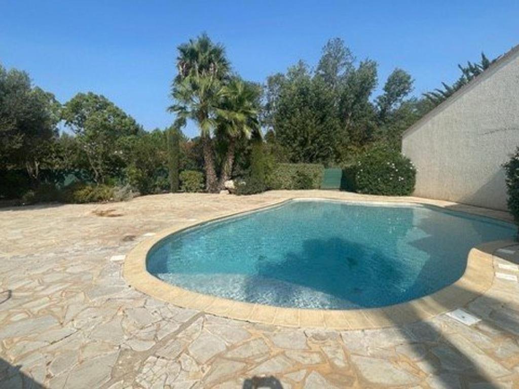 une piscine au milieu d'une cour dans l'établissement Charmant pavillon avec piscine à Valras-Plage, proche plage et commerces, idéal pour 4 personnes - FR-1-701-78, à Valras-Plage