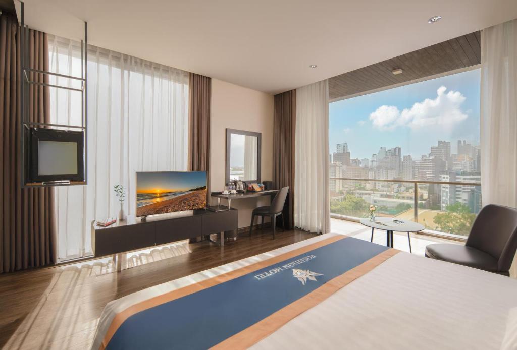 Giường trong phòng chung tại Poseidon Nha Trang Hotel