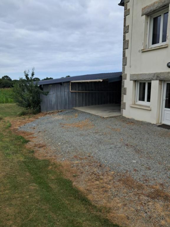 une allée à côté d'une maison avec garage dans l'établissement Chez Ophélie et Gaël, à Saint-Malo