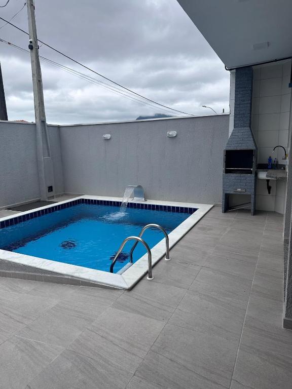 a swimming pool on the roof of a building at Casa com piscina em Peruíbe in Peruíbe