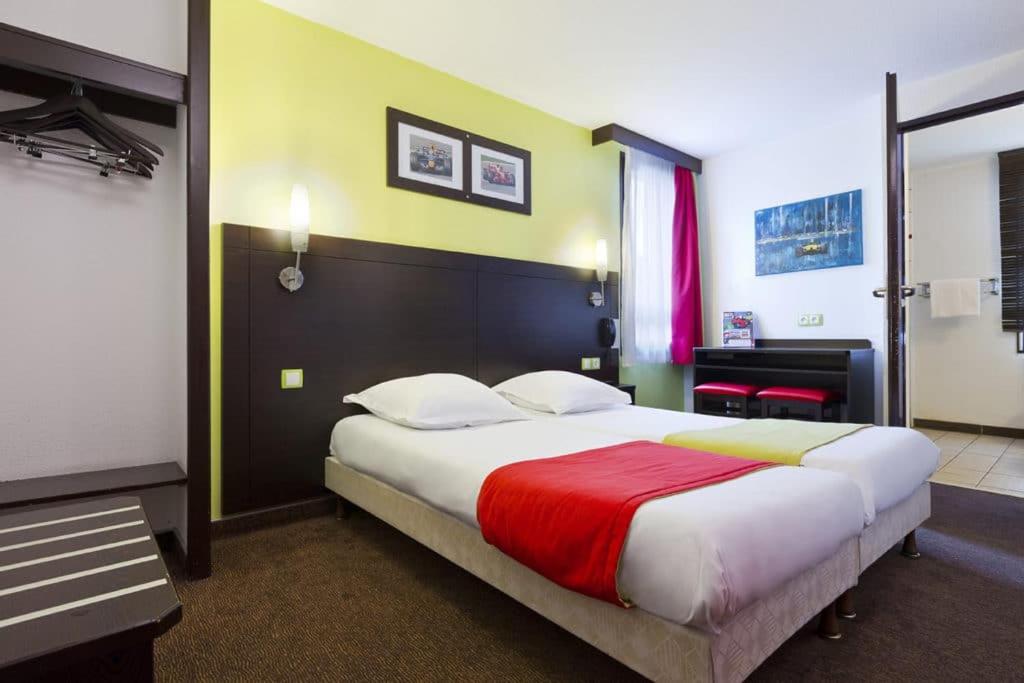 Postel nebo postele na pokoji v ubytování Enzo Hotels PONT-A-MOUSSON
