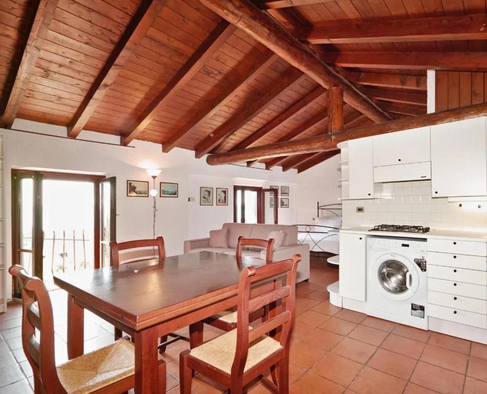 a kitchen and dining room with a table and chairs at Appartamento Dante in Moniga