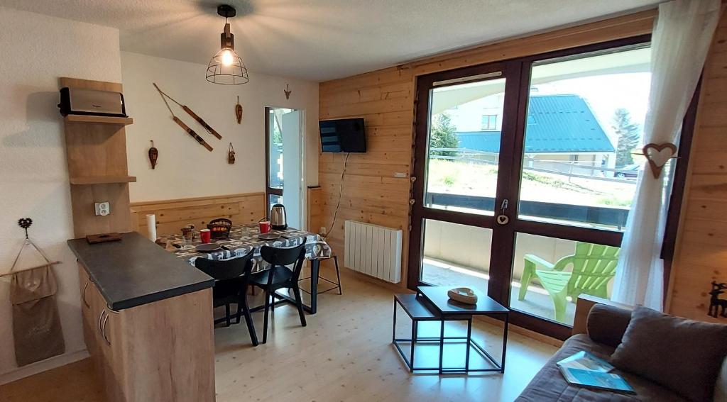 Kuchyňa alebo kuchynka v ubytovaní Villard je t'aime - Résidence Les Tennis - 2 Appartements 2 pièces 5 p et 6 p