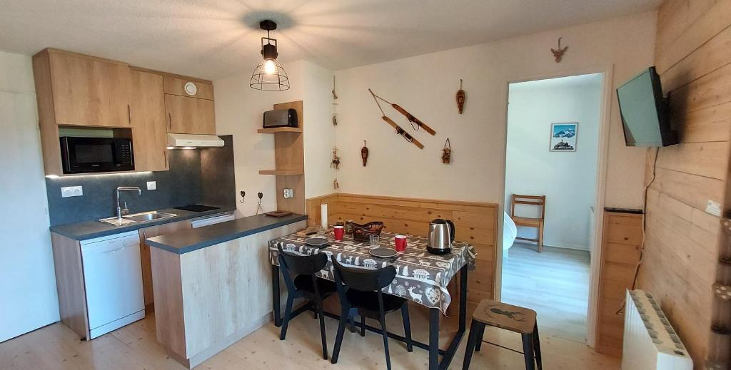 Kuchyňa alebo kuchynka v ubytovaní Villard je t'aime - Résidence Les Tennis - 2 Appartements 2 pièces 5 p et 6 p