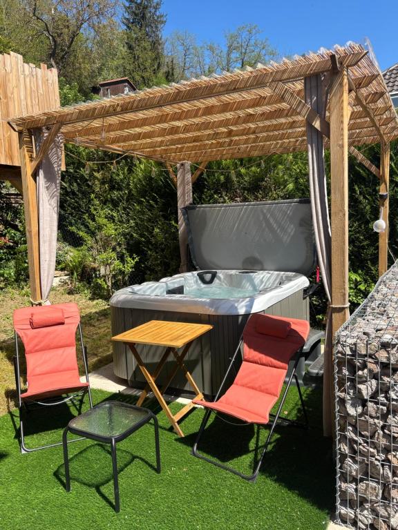 Zahrada ubytování L'Impasse en Duo, appartement cosy 2 personnes avec SPA extérieur privé