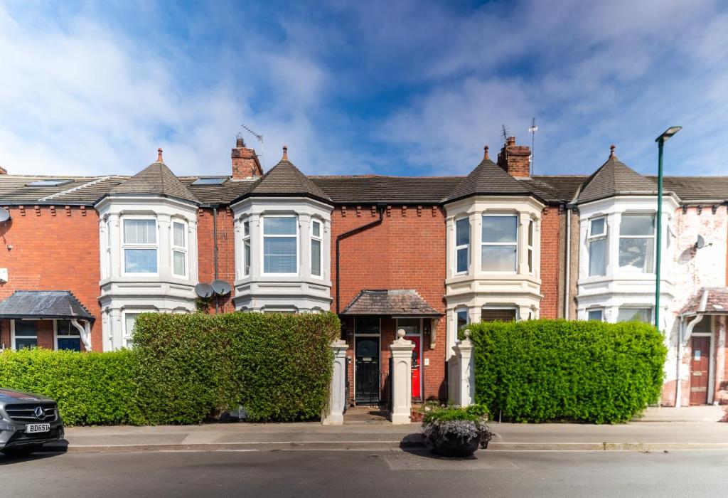 Casa grande de ladrillo rojo con ventanas blancas en Teesside House - Sleeps up to 10, en Redcar