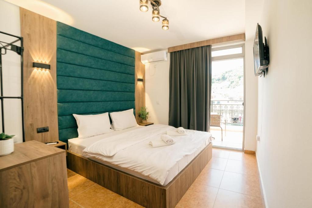 Postel nebo postele na pokoji v ubytování Hotel Dajti