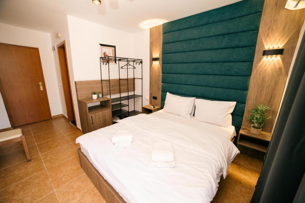 Postel nebo postele na pokoji v ubytování Hotel Dajti