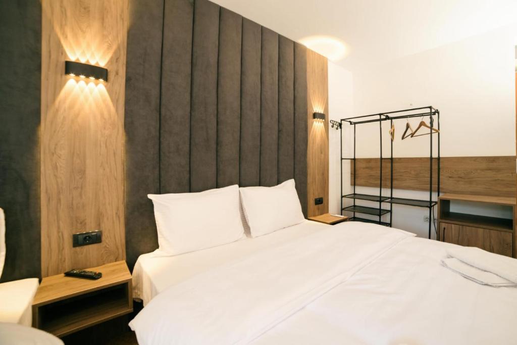 Postel nebo postele na pokoji v ubytování Hotel Dajti