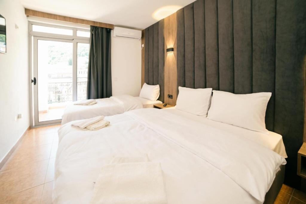 Postel nebo postele na pokoji v ubytování Hotel Dajti