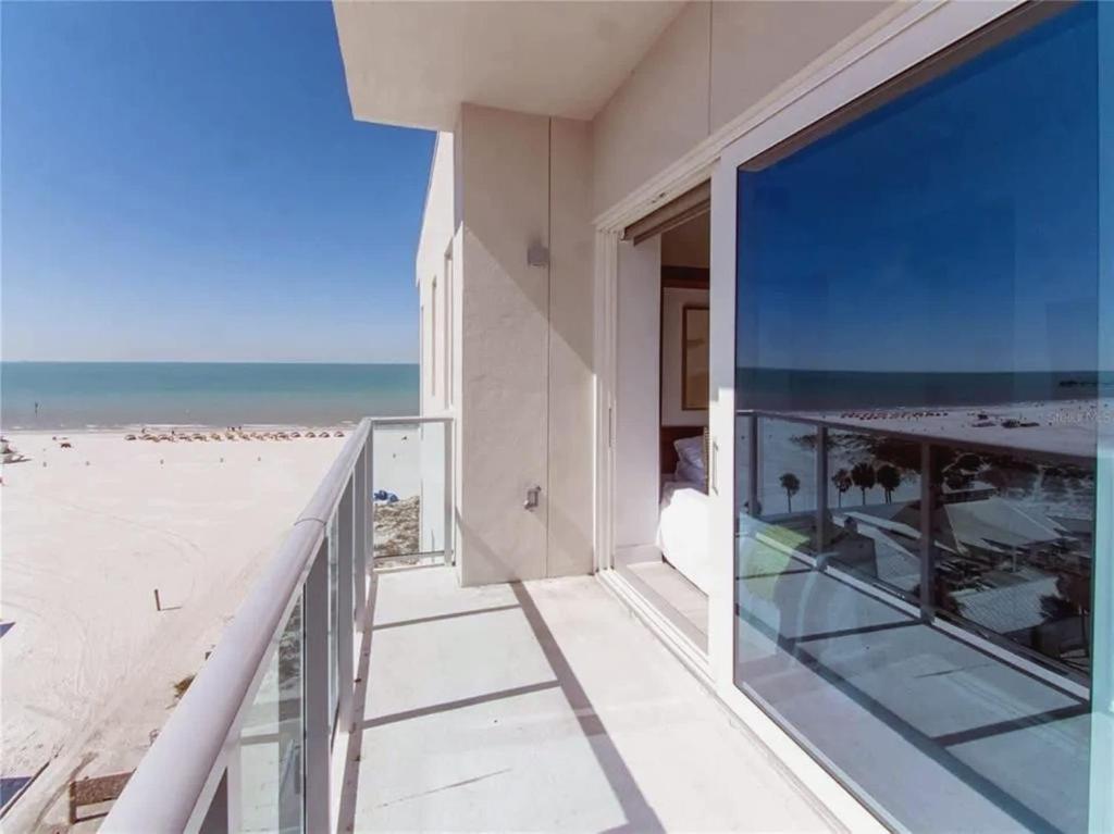 克利尔沃特Modern Codo With 2 Bedrooms and 3 5 Baths的可欣赏海滩景色的阳台