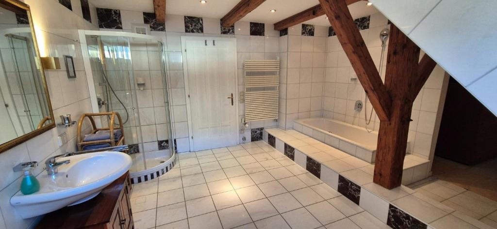 Een badkamer bij Stadthotel Kramer