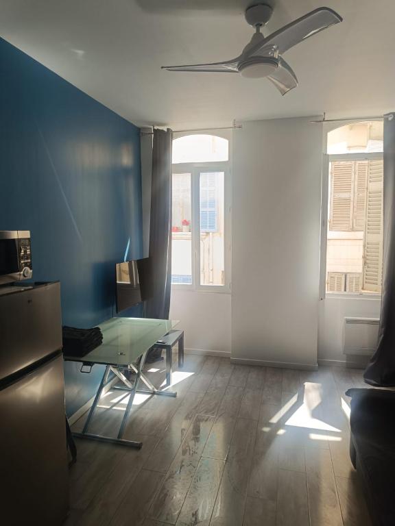 une cuisine avec une table et un ventilateur de plafond dans l'établissement Beau 2 pieces Vieux port de Marseille, à Marseille