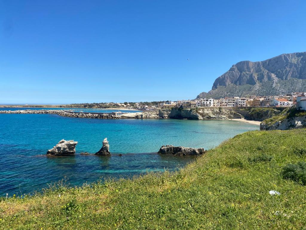 Una mujer parada en el agua cerca de una playa en Casa Giusy, en Terrasini