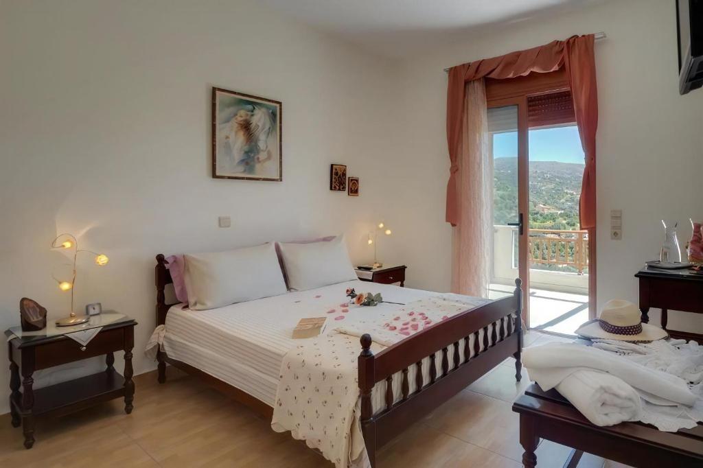 sypialnia z łóżkiem i oknem z widokiem w obiekcie Superior Crete Villa 2 Bedroom Villa Stefania Private Pool Sea View Triopetra w mieście Triopetra