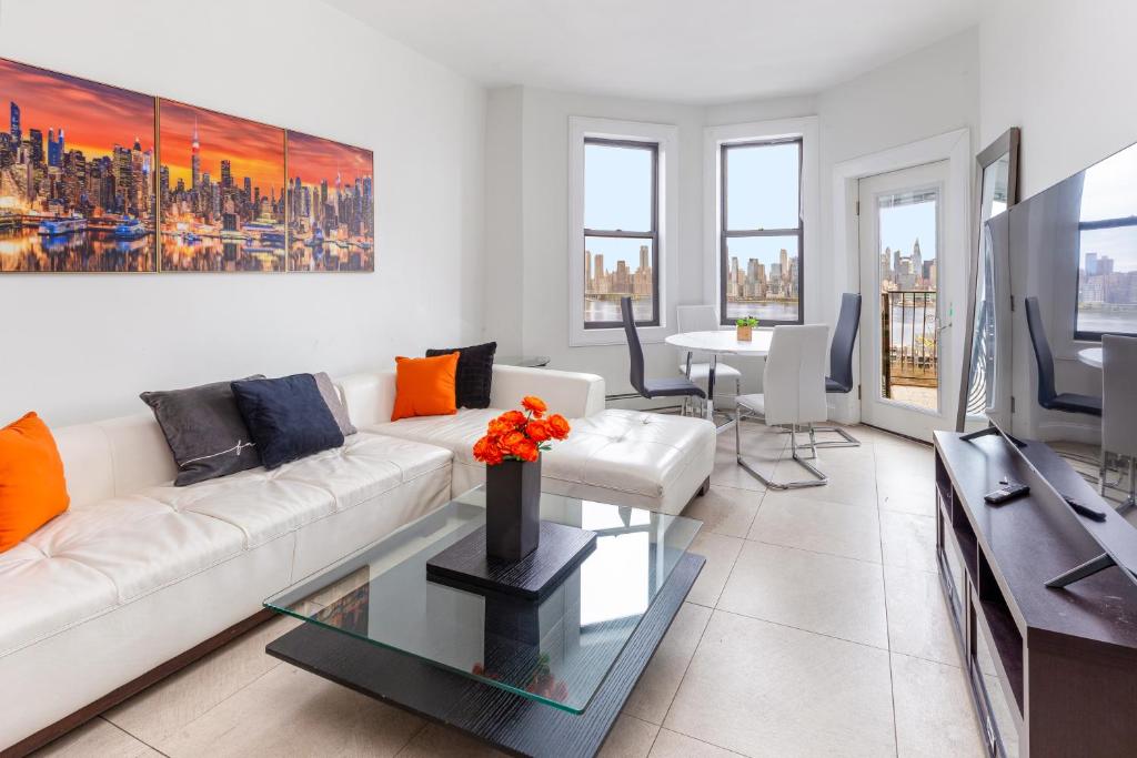 TV/trung tâm giải trí tại Massive 7-Bedroom 4-Bathroom Duplex 20 min to NYC