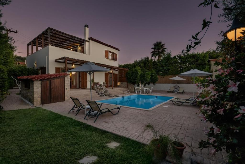 Bazén v ubytovaní Exclusive Crete Villa Villa Citrus 3 Bedroom Private Pool Rethymnon alebo v jeho blízkosti