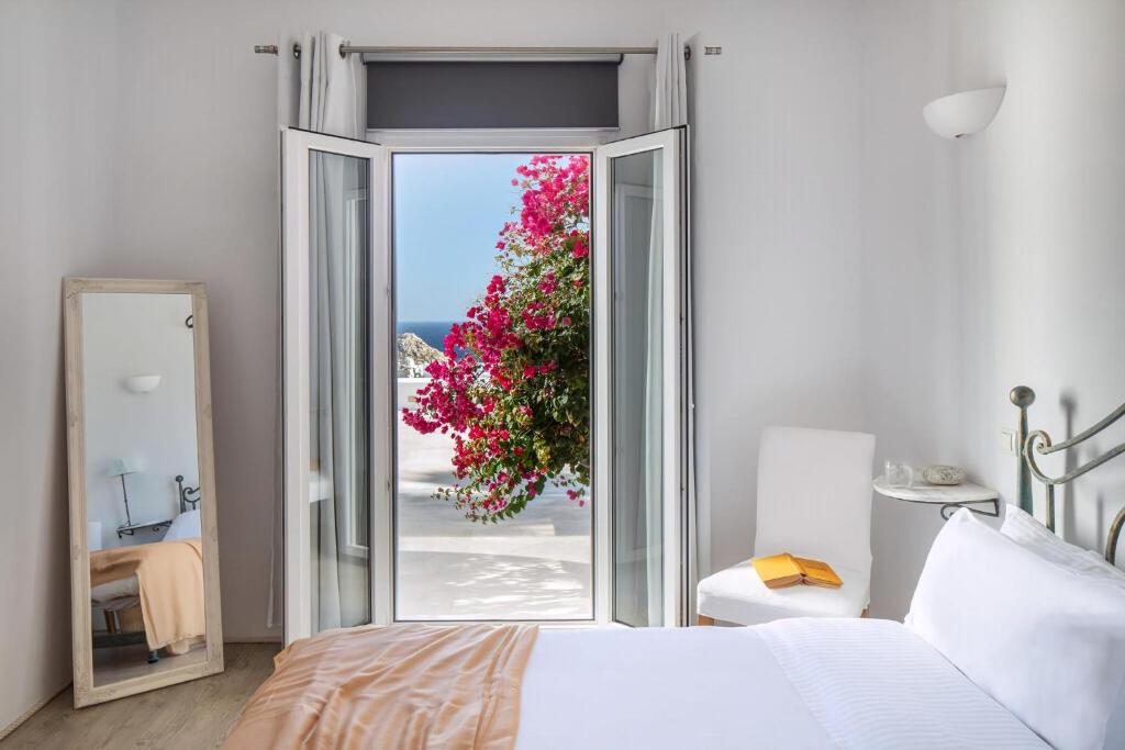 Ένα ή περισσότερα κρεβάτια σε δωμάτιο στο Spectacular Kalafatis Villa 8 Bedrooms Villa Vibhu Private Jacuzzis & Infinity Pool