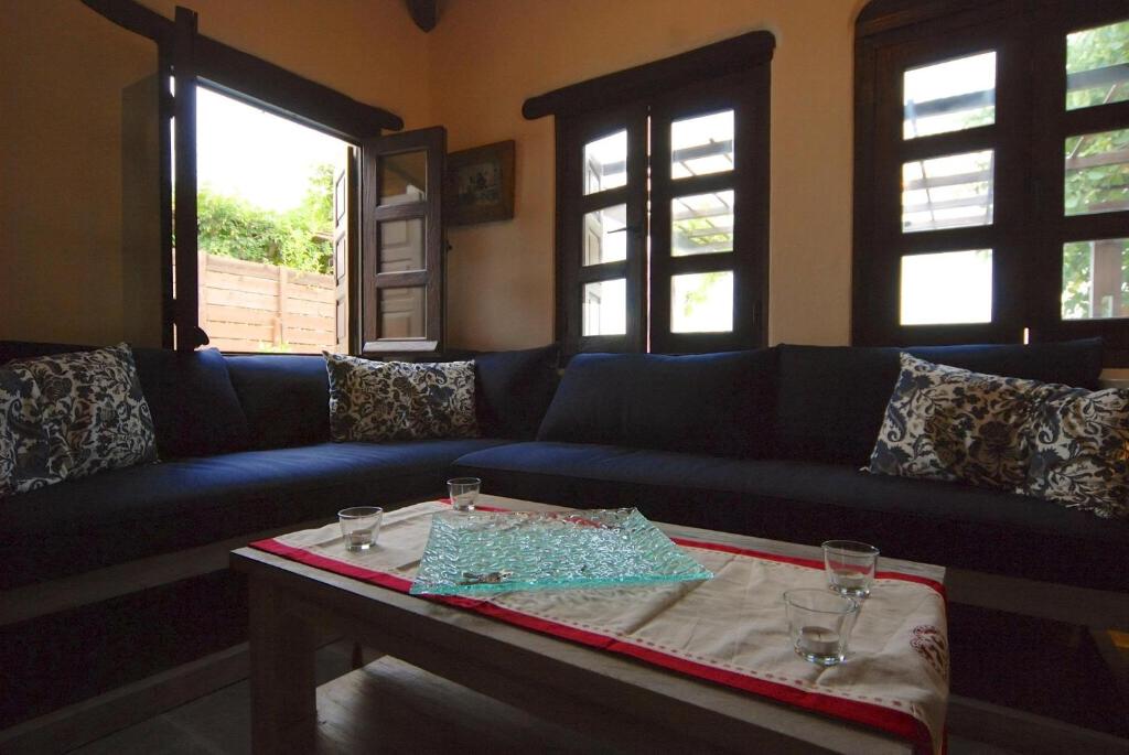 Część wypoczynkowa w obiekcie Great Pelion Villa Villa Stone House 2 Bedrooms Sea View Aghios Georgios