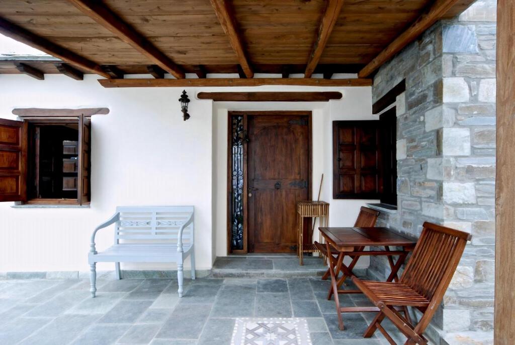 Patio lub wspólna przestrzeń na świeżym powietrzu w obiekcie Great Pelion Villa Villa Stone House 2 Bedrooms Sea View Aghios Georgios