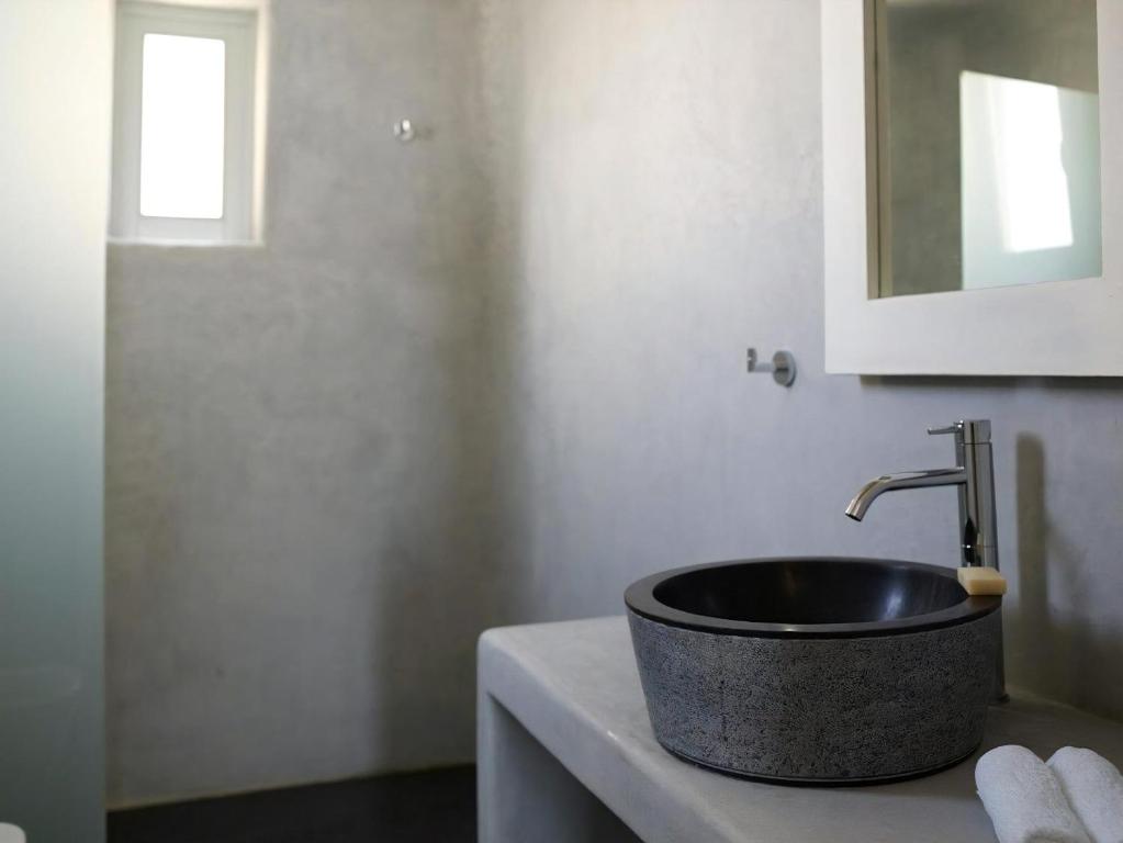 une salle de bain avec un lavabo et un miroir dans l'établissement Exquisite Mykonos Villa Villa Exclusive 3 Bedroom Private Pool, à Mykonos