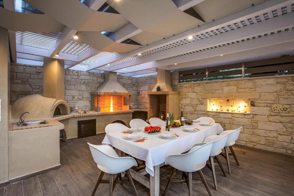 Kuchyň nebo kuchyňský kout v ubytování Luxury Villa Crete Villa Marina Mare 3 Bedroom Private Pool Sauna Chania