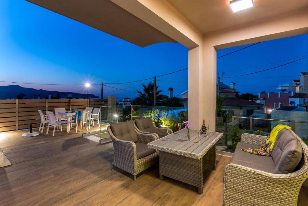Posezení v ubytování Luxury Villa Crete Villa Marina Mare 3 Bedroom Private Pool Sauna Chania