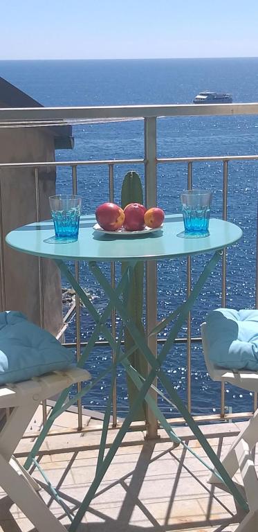 Una mesa en un balcón con vista al mar. en Torre marina, en Riomaggiore