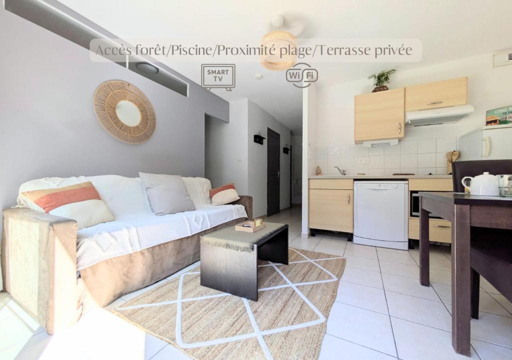 un salon avec un lit et une cuisine dans l'établissement Evasion Nature, proxy Océan et forêt, à Messanges