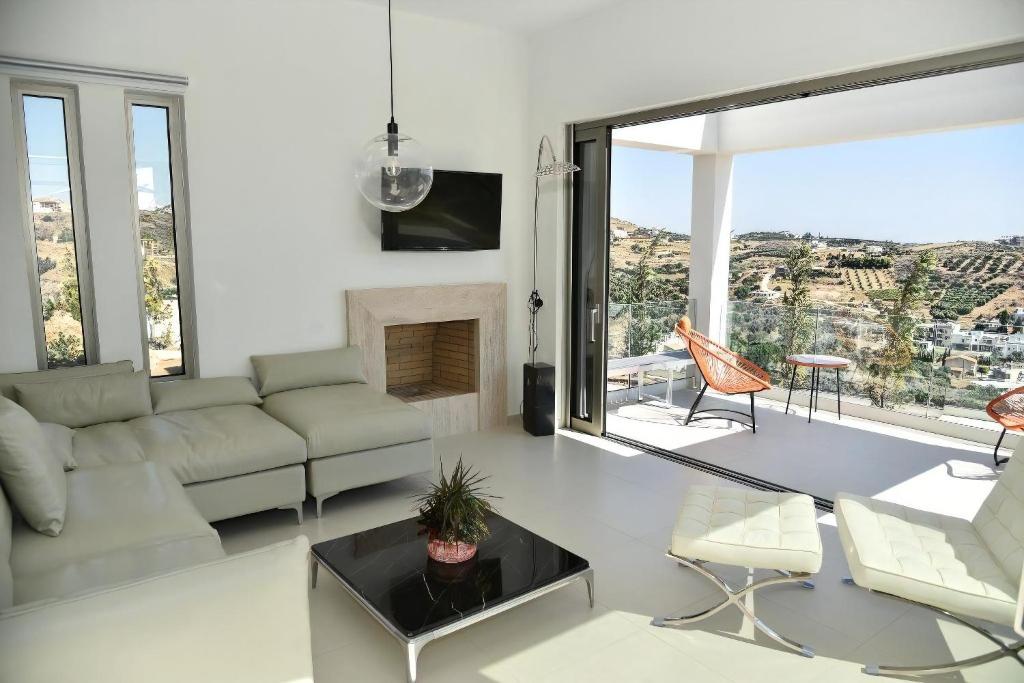 Część wypoczynkowa w obiekcie Elite Crete Villa Villa Kallia 3 Bedroom Sea View Private Pool Aghia Pelagia