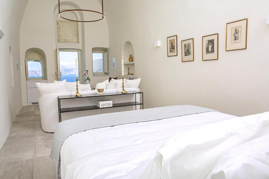 Łóżko lub łóżka w pokoju w obiekcie Elegant Santorini Villas Villas Aloia Private Hot Tub Air Conditioning 1 Bedrooms Oia
